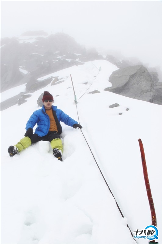 徒步者户外俱乐部沙漠阿龙今天早上成功登山雀儿山,大家一起祝贺