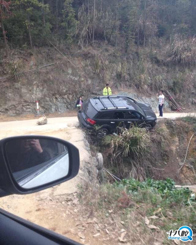 昨天去八都水库烧烤,看到这suv的开车技术,怕怕