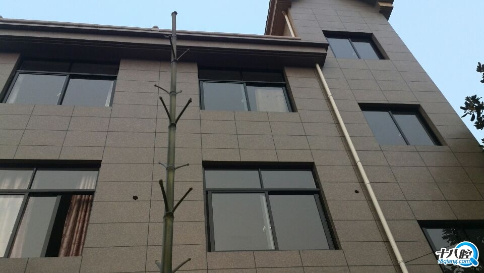 外观恢弘大气,土豪金外墙
