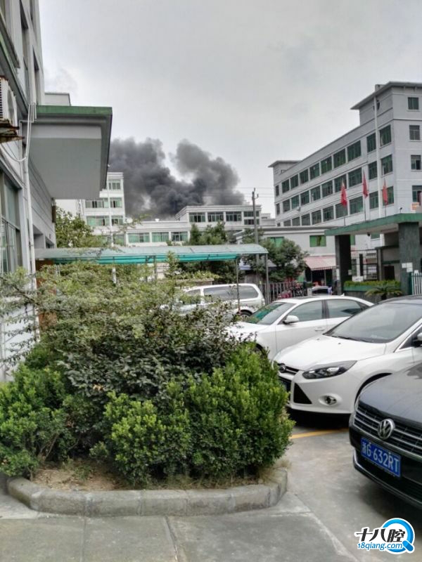 荷叶塘大火啦,浓烟滚滚|百姓话题图片