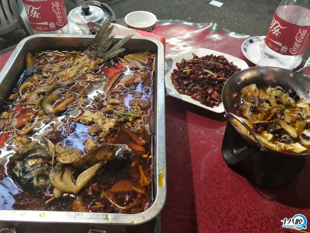 晚上在星火马村的夜市上吃烤鱼,上了份辣子鸡腥味比鱼