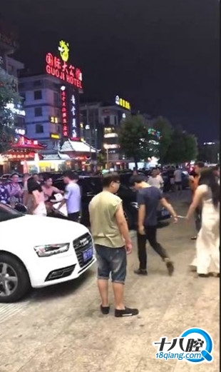 义乌工人北路银海扫黄,警察抓住了好几对!