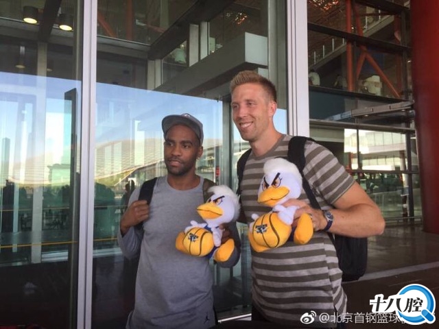 乘坐CA888航班,两位外援杰克逊和汉密尔顿从