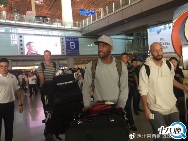 乘坐CA888航班,两位外援杰克逊和汉密尔顿从