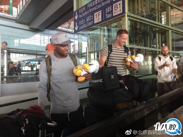 乘坐CA888航班,两位外援杰克逊和汉密尔顿从