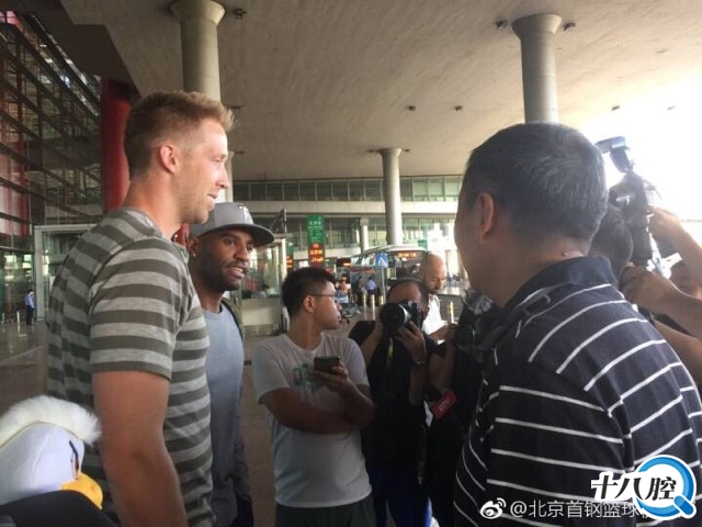 乘坐CA888航班,两位外援杰克逊和汉密尔顿从