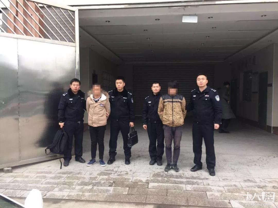 (两名犯罪嫌疑人被押到看守所)