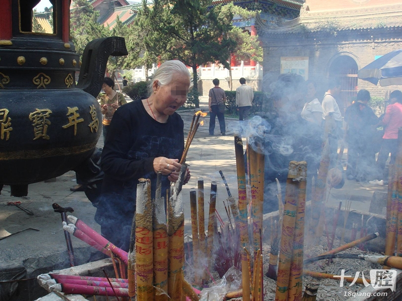 为了孩子高考,邻居天天在家里烧香念经