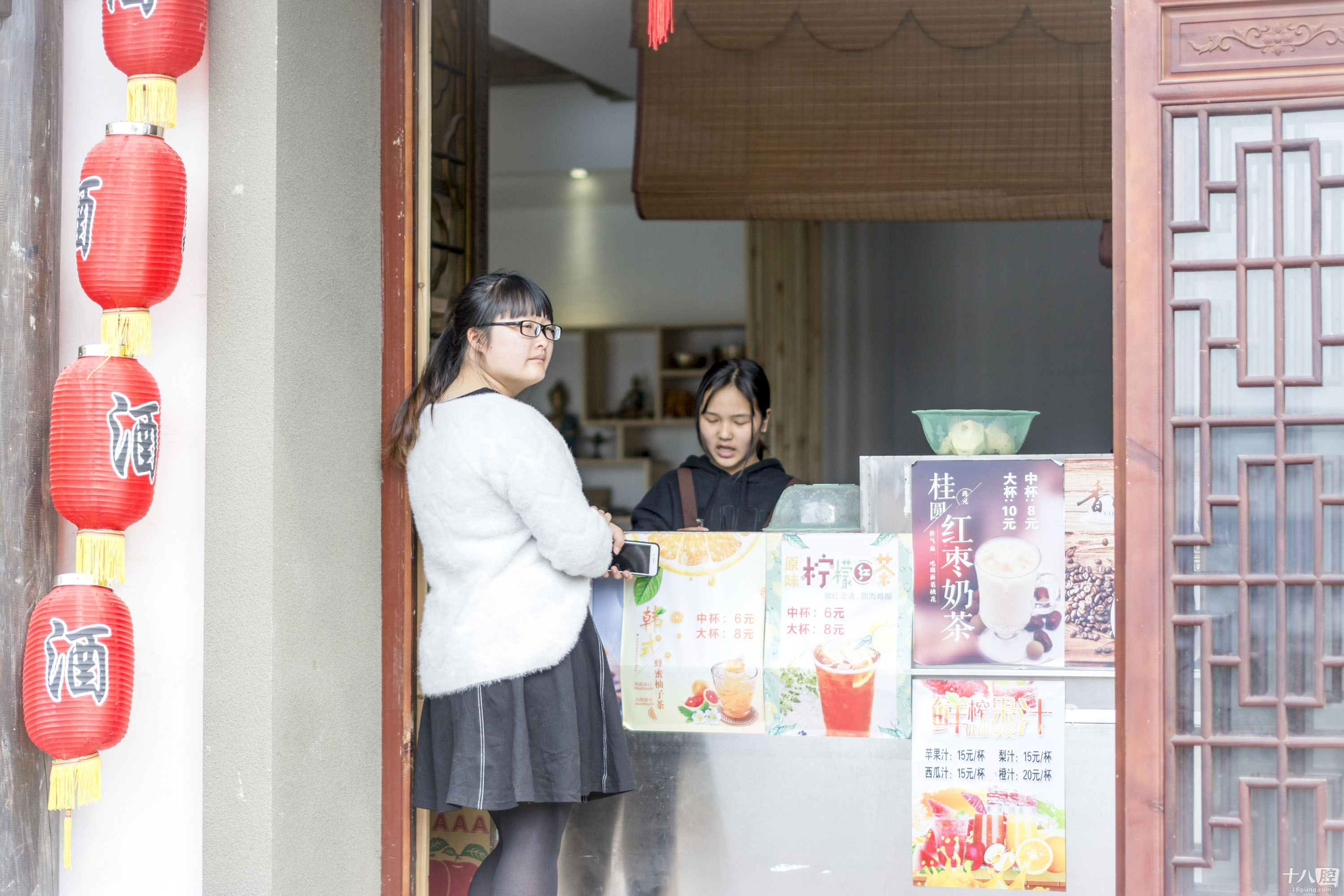 招奶茶店营业员