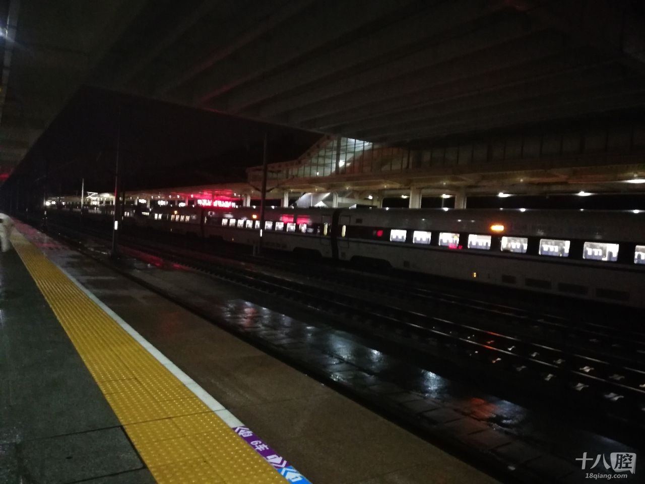 夜晚火车站,希望有一天能在义乌安家,不用再颠沛流离