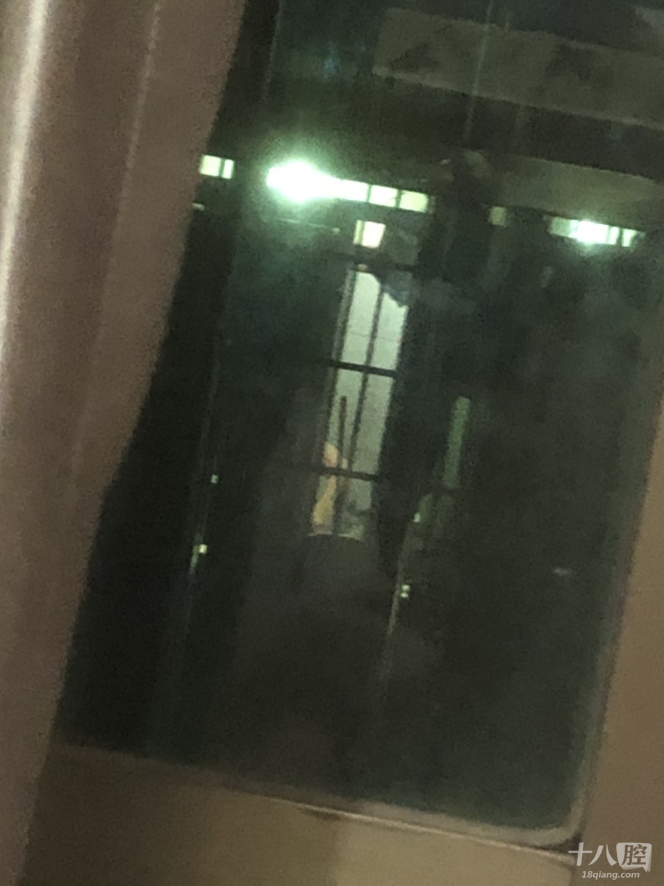 不知道男人还是女人. 洗澡窗户都不关吗.