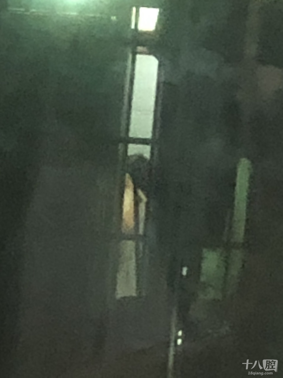 现在这些人洗澡都不关窗户的吗