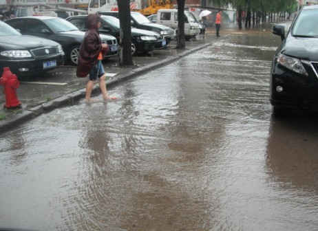 忘记今天是下雨天,上班的路又被淹了 有图有真相