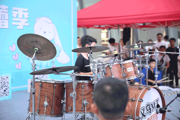 敲架子鼓的小朋友好帅!