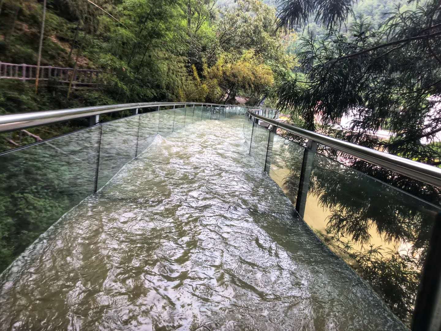 在悠长的高空玻璃漂流栈道中结束了