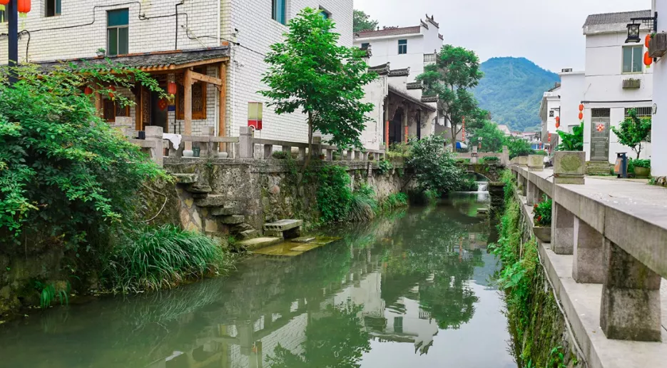 "冷坞花谷"旅游景观以自然生态山水特征为主,兼具山村历史人文景观