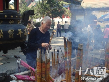 为了孩子高考,邻居天天在家里烧香念经