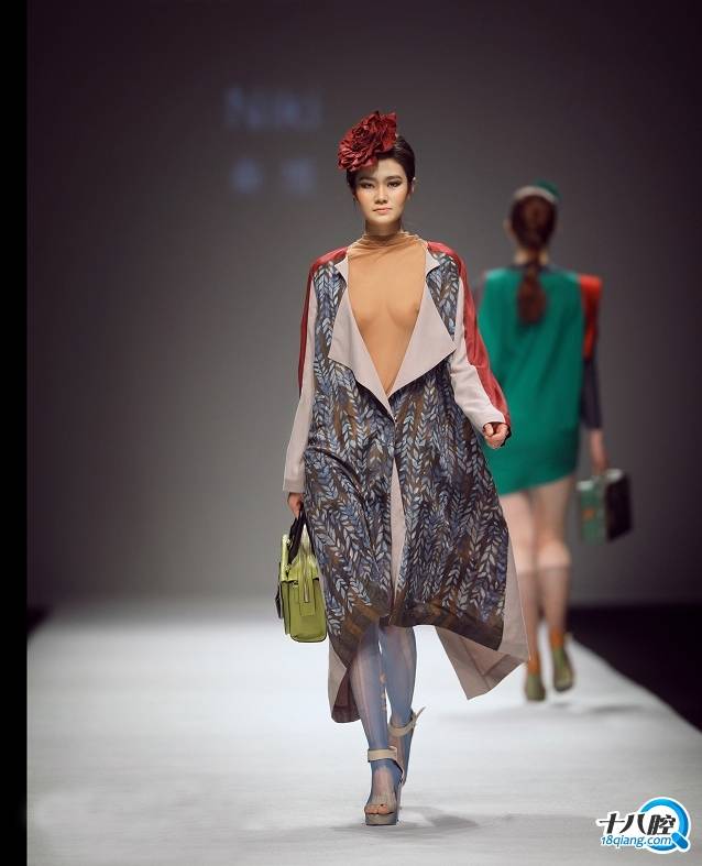 开放的走台模特