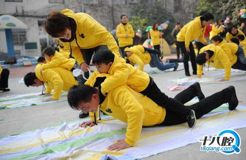 1月17日,十八腔61汇思顿跨年亲子盛典暨年画宝宝颁奖晚会,丰厚大奖