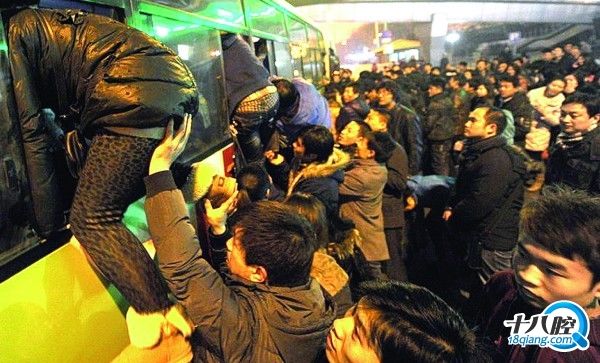 人潮人海中又看到你,一样被挤一样无力