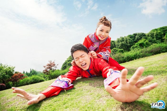 两位大学同班同学喜结连理,奉上结婚照,祝你们幸福.