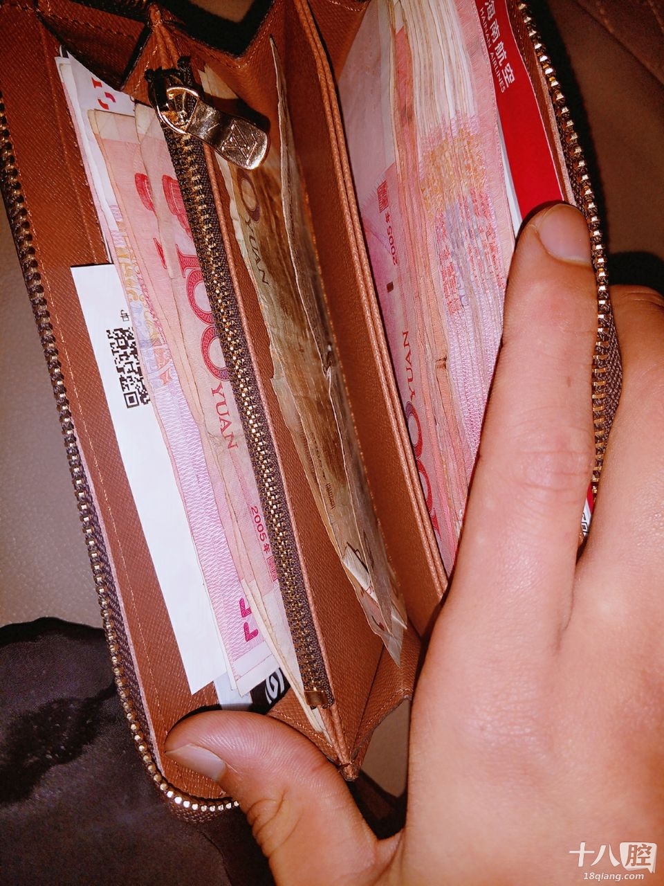 乌伤茶馆 雨中苦等丢了几千块钱的失主  出门玩捡到一个钱包,雨中等了