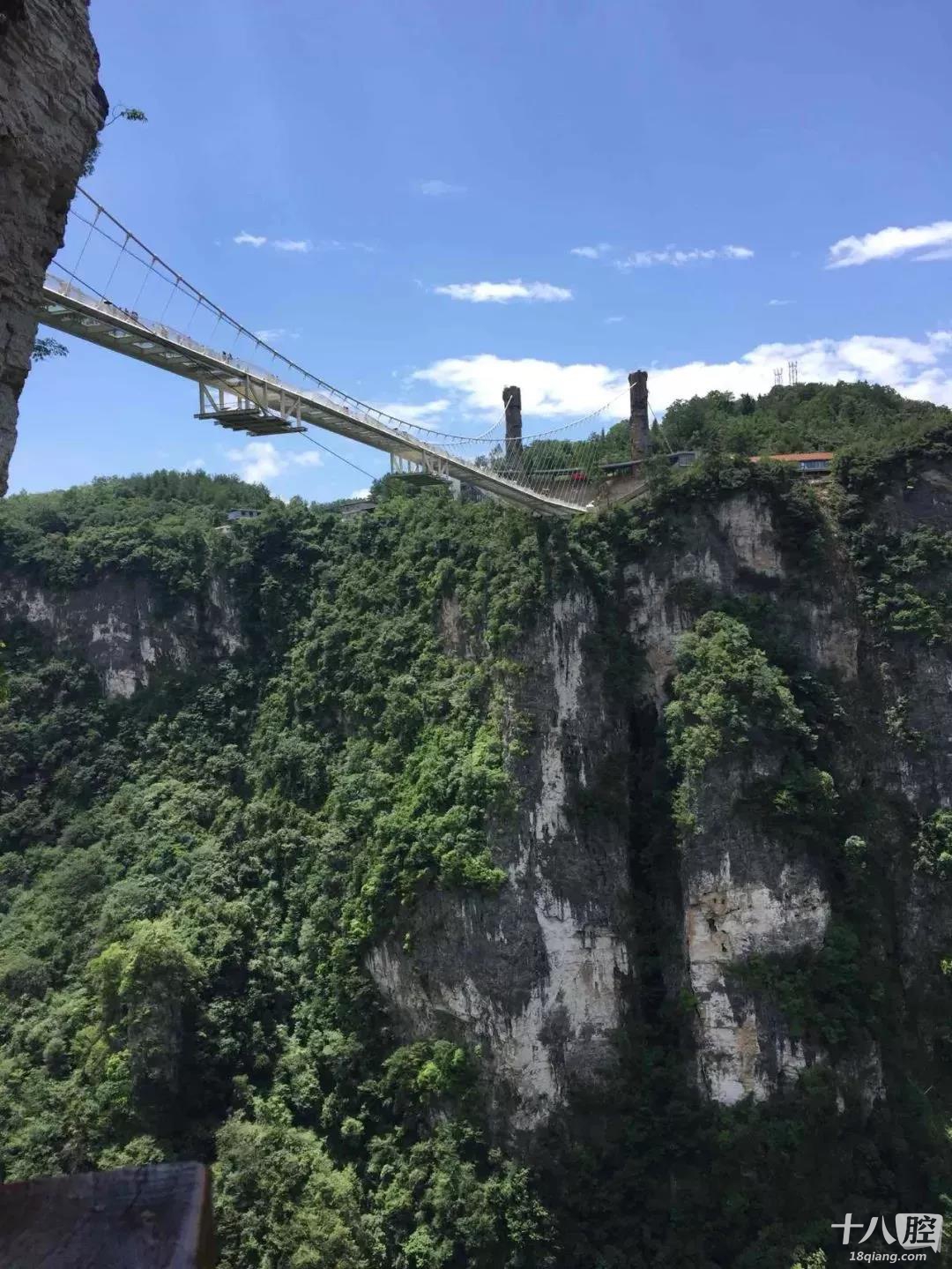 最近玻璃栈道很火啊,刺激又可怕,想尝试一下