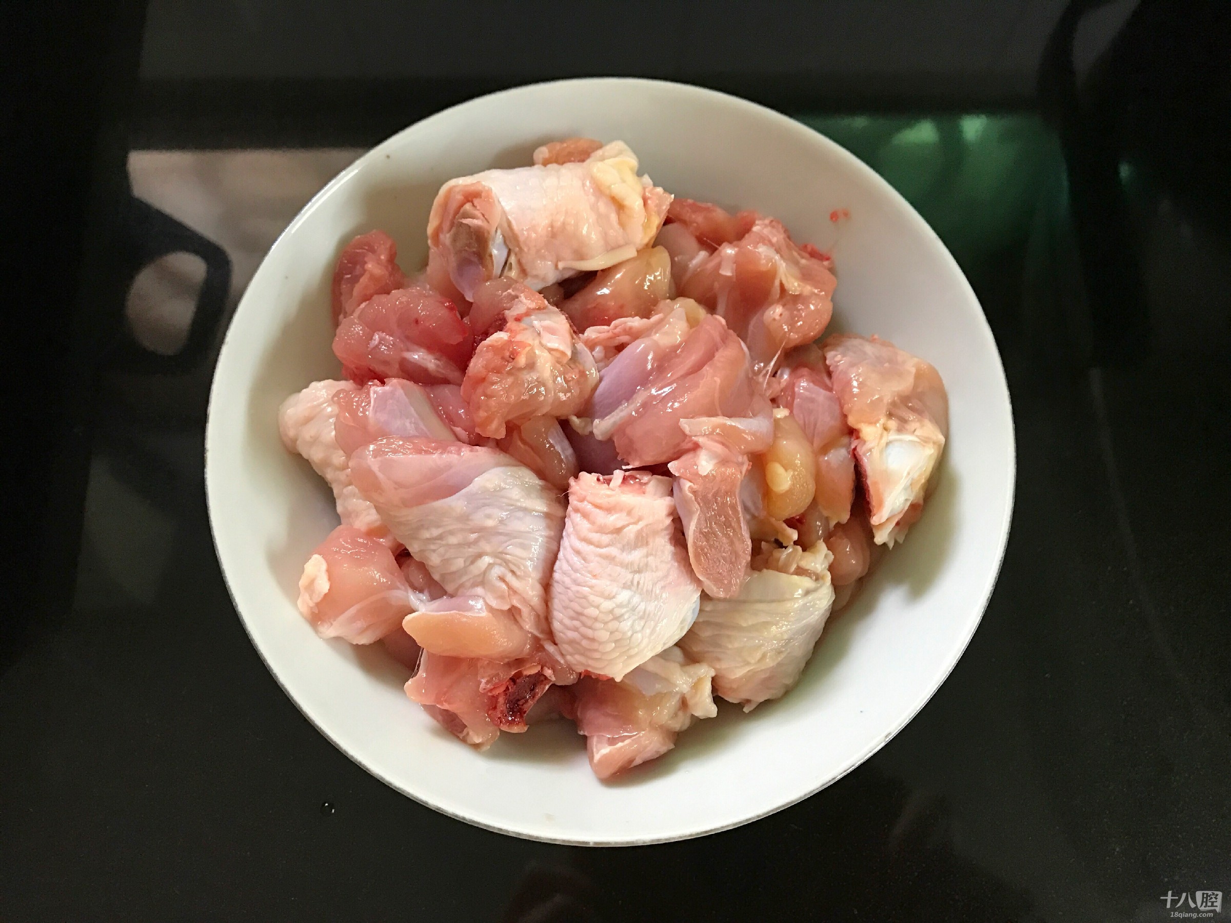 3,鸡腿洗净去掉带脂肪的皮后剁成小块.