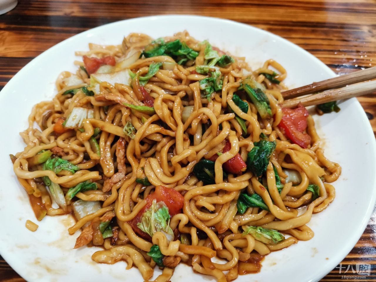 这家店老板很实在,炒面份量有点大,一个人吃不完