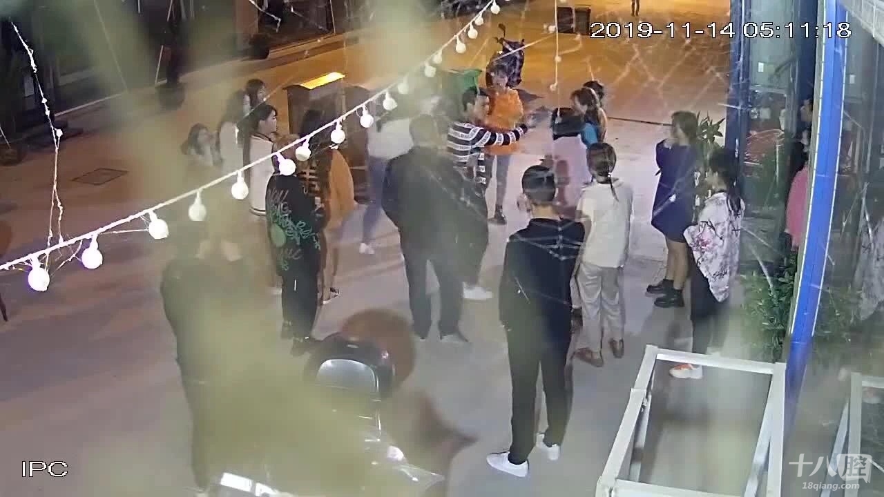 义乌一群女主播凌晨约架!不顾形象在街头大打出手!