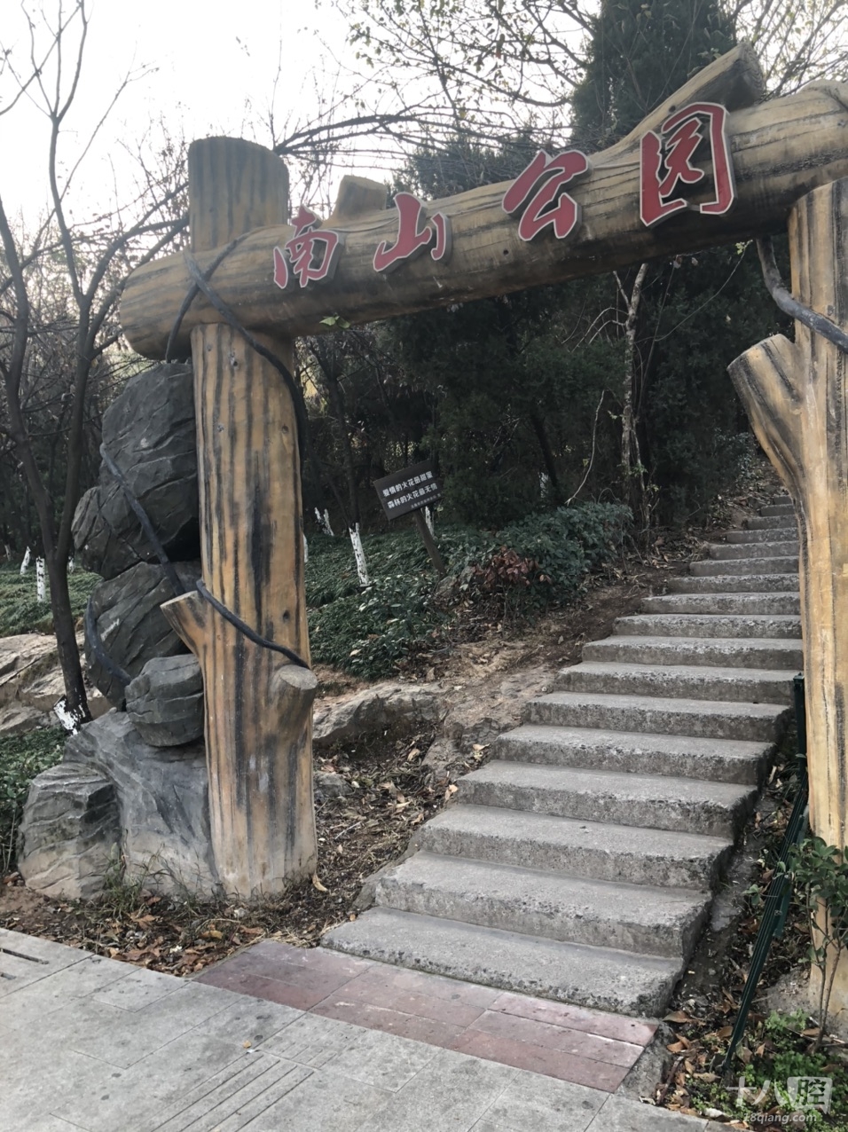 小伙很帅,在这寒冷冬天,几乎每天清晨都来南山公园打扫,给默默无闻活