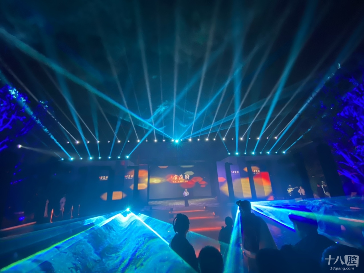 昨晚上新开了一个售楼处,灯光秀真的酷炫.