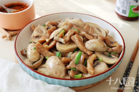 蘑菇炒肉片,万万不可直接下锅炒,只多这一步,肉片嫩滑入味快!