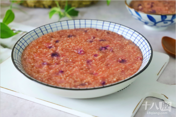 紫薯红糖小米粥,做法简单,软糯香甜,每天喝一碗,身材苗条气色好!