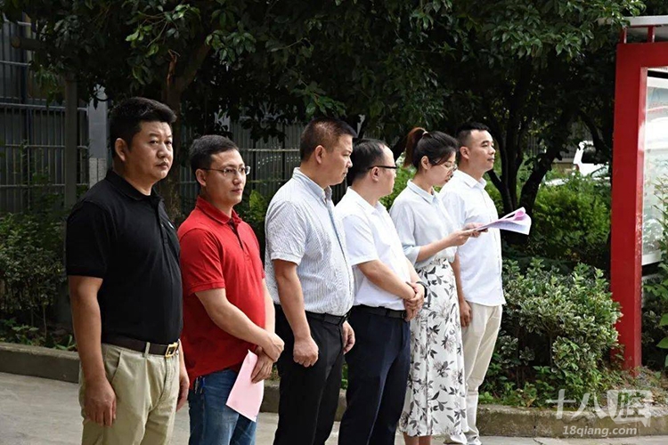 街道党工委委员金颖宣读《义乌市人民政府关于同意设立北苑街道花园