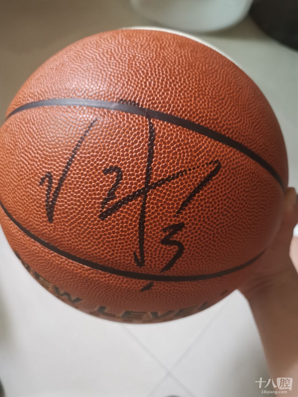 这个周琦的签名篮球不知道算不算大