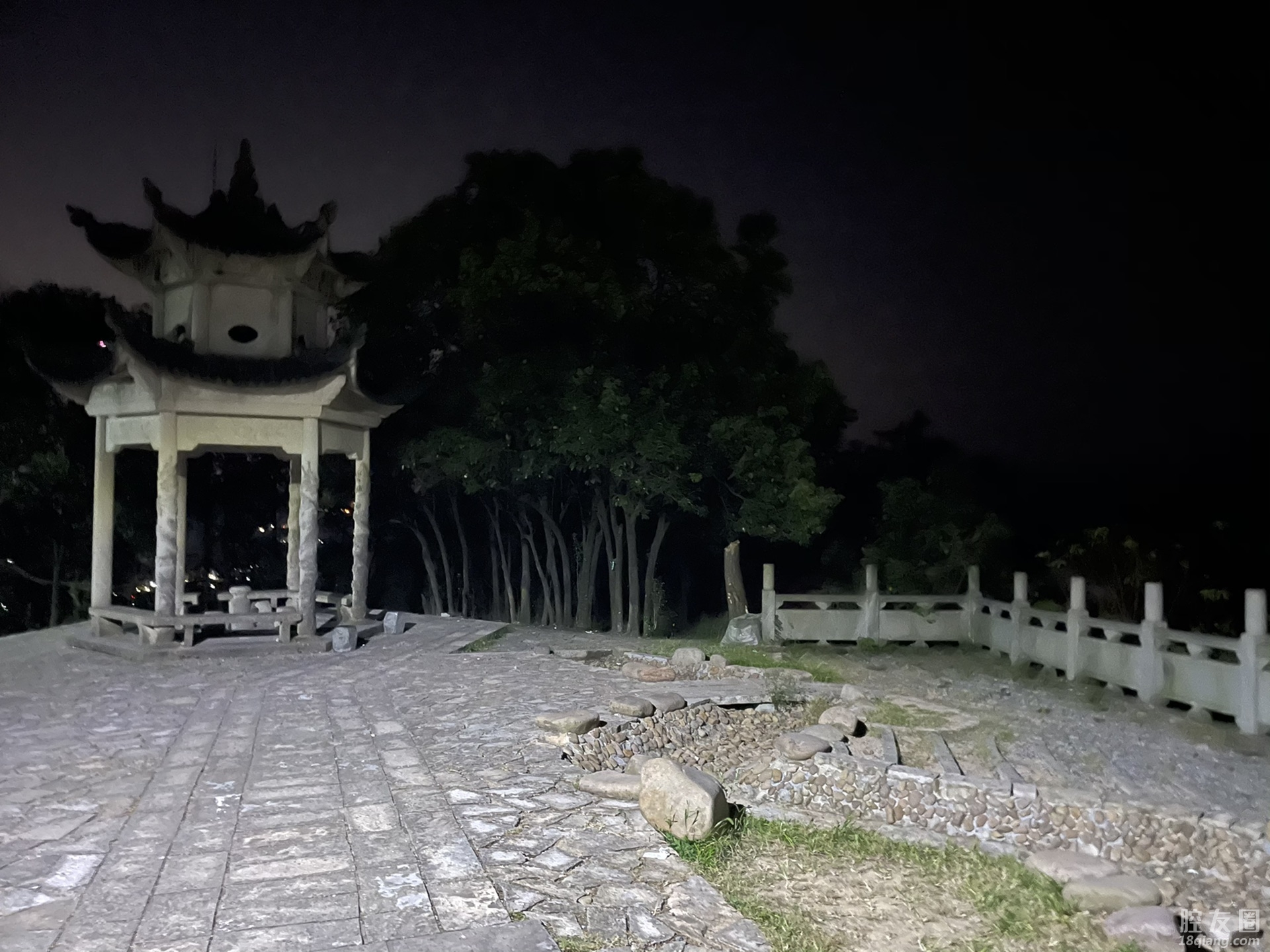 德胜岩夜景图片