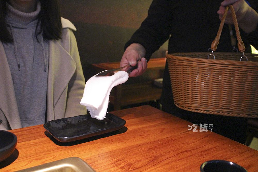会亲自为每一位到店顾客放上热毛巾.