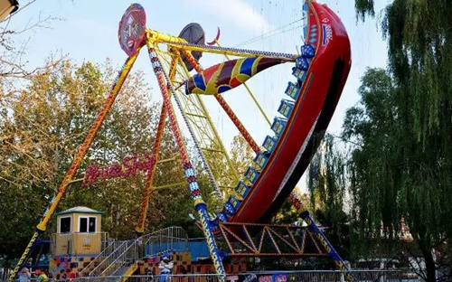 除了赏桃花,观百万只风车,看七彩油纸伞,在青蛙乐园这里还可以踏青