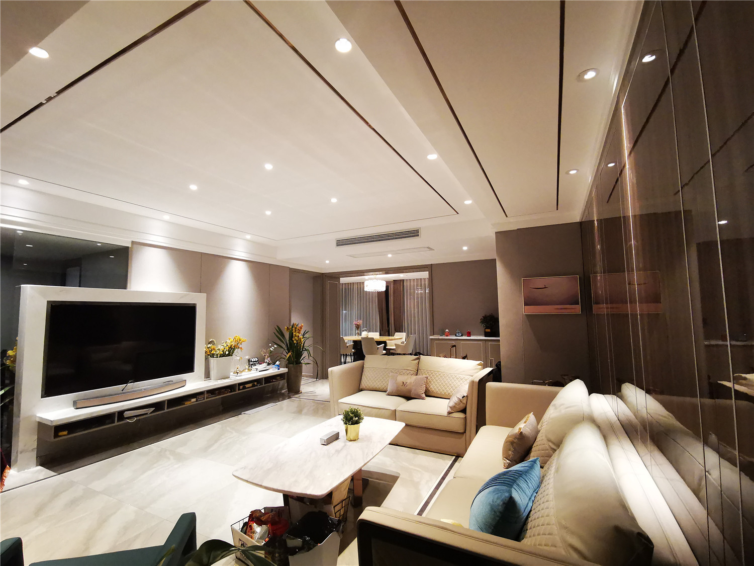 客厅的灯光设计的很好